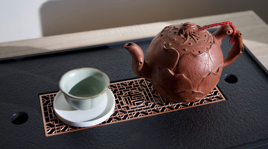 Exploring the Timeless Elegance: Traditional vs. Modern Tea Set Designs